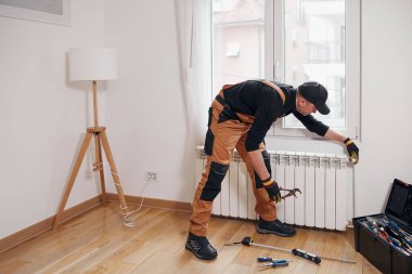 Merkezi ısıtma teknisyeni ve tamirci ev radyatörü, gaz krizi ve mevsimsel sorunları tamir ediyor.