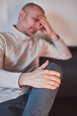 Dizi ağrıyan ve bacağı yaralı bir adam var..