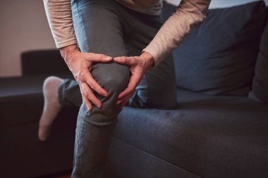 Dizi ağrıyan ve bacağı yaralı bir adam var..