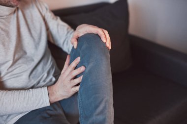 Dizi ağrıyan ve bacağı yaralı bir adam var..