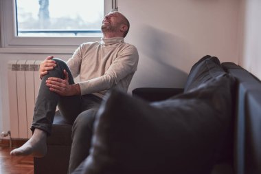 Dizi ağrıyan ve bacağı yaralı bir adam var..