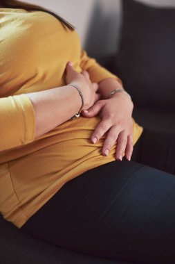 Güçlü karın ağrısı, regl ve sindirim sorunları olan bir kadın..