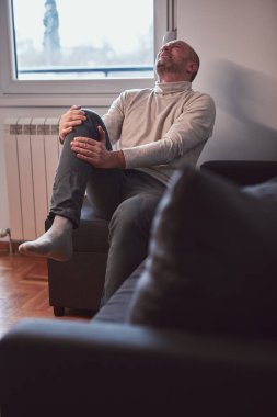 Dizi ağrıyan ve bacağı yaralı bir adam var..