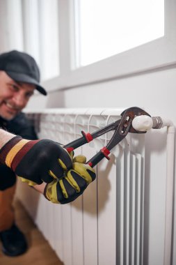 Merkezi ısıtma teknisyeni ve tamirci ev radyatörü, gaz krizi ve mevsimsel sorunları tamir ediyor.