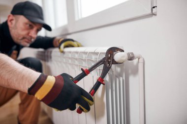 Merkezi ısıtma teknisyeni ve tamirci ev radyatörü, gaz krizi ve mevsimsel sorunları tamir ediyor.