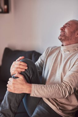 Dizi ağrıyan ve bacağı yaralı bir adam var..