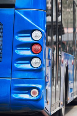 Şehir sokaklarında toplu taşıma için mavi otobüs.