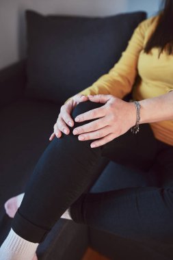 Dizi ağrıyan ve bacağı yaralı bir kadın..