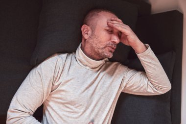 Mide iltihabı ve karın ağrısı olan bir adam..