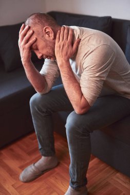 Evde boynu ağrıyan bir adam var..