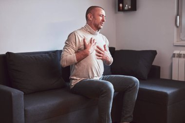 Mide iltihabı, göğüs ve karın ağrısı olan bir adam..