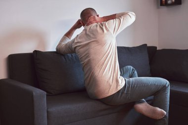 Evde boynu ağrıyan bir adam var..