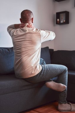 Evde boynu ağrıyan bir adam var..