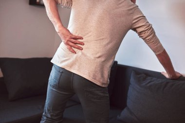 Kalçası, sırtı ve siyatik ağrısı olan bir adam..