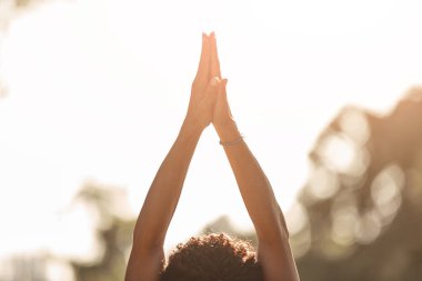 Sıcak bir yaz gününde parkta yoga ve esneme egzersizleri yapan bir kadın..