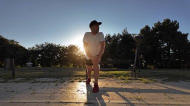 Adam spor yaptıktan ve parkta koştuktan sonra geriniyor..