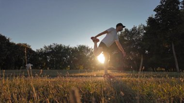 Adam spor yaptıktan ve parkta koştuktan sonra geriniyor..