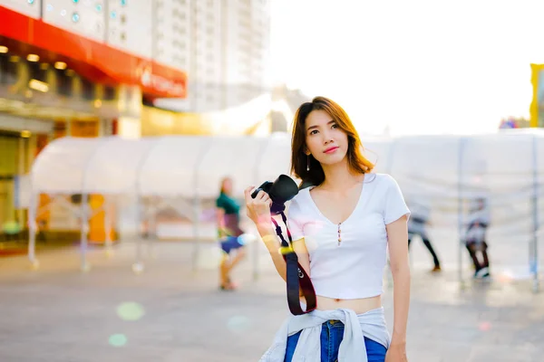 Fotografie Schöne Und Formschöne Fotografin Mädchen Mit Sonnenuntergang Licht Szene — Stockfoto