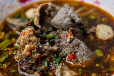 Tom Yum Pork eriştesinin yakın plan fotoğrafları çok lezzetli görünüyor..