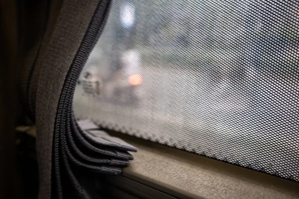 公共汽车上窗户的照片 外面有百叶窗和车辆的软焦点 — 图库照片