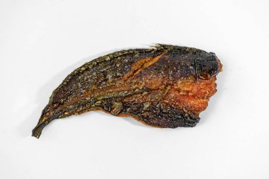 Beyaz arka planda yakın plan kızarmış yayın balığı.