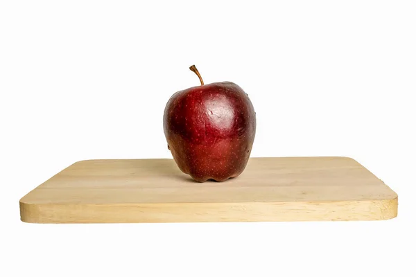 Μήλο Φρούτα Τοποθετούνται Ένα Ξύλινο Δίσκο Λευκό Φόντο — Φωτογραφία Αρχείου