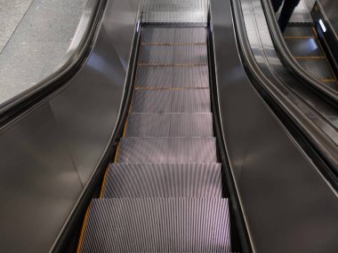 Metro giriş ve çıkışında yürüyen merdiven var.