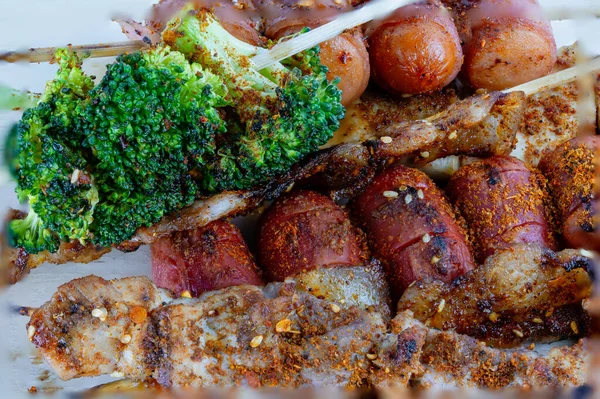 Baharatlı ve baharatlı Szechuan biber soslu ızgara domuz eti, yerel sokak yemekleri ve baharatlı Tayland yemekleri.