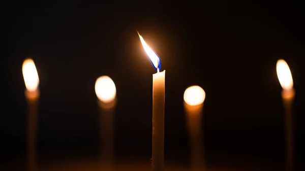 Primi Piani Candele Gialle Luci Sfondo Nero Con Luci Bokeh — Foto Stock