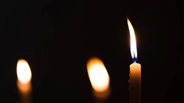 Primi Piani Candele Gialle Luci Sfondo Nero Con Luci Bokeh — Foto Stock