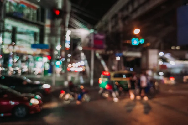Yoldaki arabalardaki kırmızı ışıktan Bokeh görüntüleri.