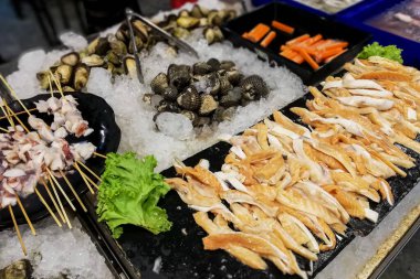 Tayland 'da bir açık büfede çeşitli deniz ürünleri resimleri..