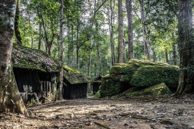 Tayland 'daki ormanda dünya savaşından kalma çok eski bir ahşap evin manzarası..