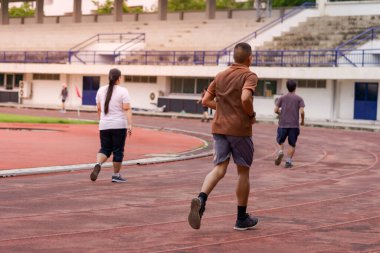 Kamu alanlarında koşan insanlar