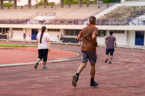 Kamu alanlarında koşan insanlar