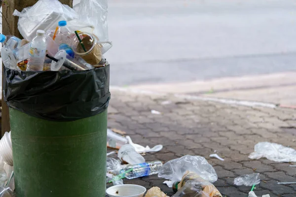 Obraz Plastikowych Śmieci Wypełnionych Odpadami Które Przelewają Się Zewnątrz — Zdjęcie stockowe
