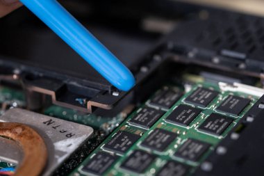 Bilgisayar anakartını temizleyen bir elektrikçi resmi
