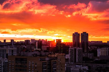 Şehirde gün batımı. Ekaterinburg