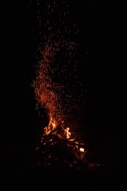 Yükselen kıvılcımlar ile gece şenlik ateşi