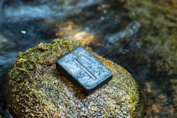 Runa Nórdica Isa Piedra Fondo Del Río Por Noche Calma —  Fotos de Stock