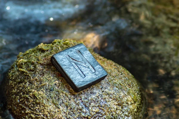 Runa Nórdica Hagalaz Hagal Piedra Fondo Del Río Por Noche —  Fotos de Stock