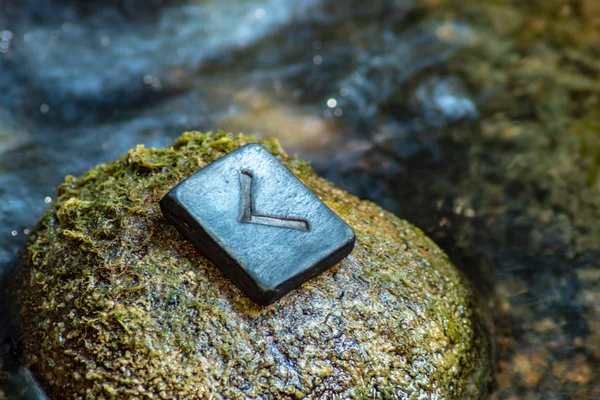 Norse Rune Kennaz Auf Dem Stein Und Dem Abendflusshintergrund Wissen — Stockfoto