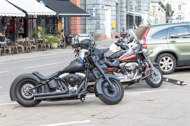 Demir atlar: güçlü motosikletler park halinde.