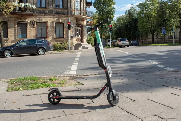 Ein Elektroroller Steht Einer Kreuzung Der Innenstadt — Stockfoto