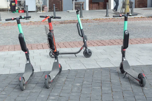 Vier Elektrische Scooters Worden Geparkeerd Bij Weg Het Centrum — Stockfoto