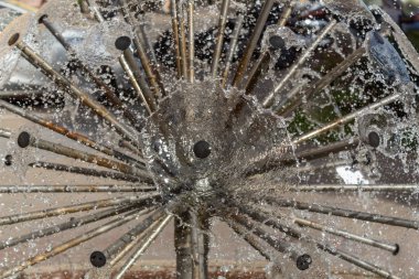 Şehir merkezindeki çeşme. Sıcak yaz günü. Yakından kapatın. Vilnius, Litvanya.