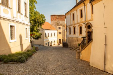 Eski şehrin Arnavut kaldırımlı caddesi. Yatay görünüm. Mikulov, Çek Cumhuriyeti.