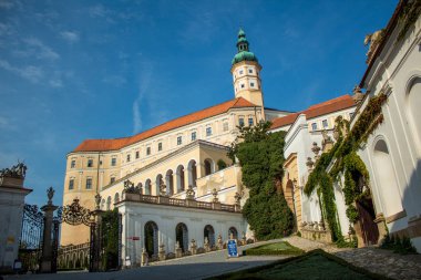 Mikulov Kalesi. Ana girişin kapısından güzel bir manzara. Parlak zıt tonları. Mikulov, Çek Cumhuriyeti.