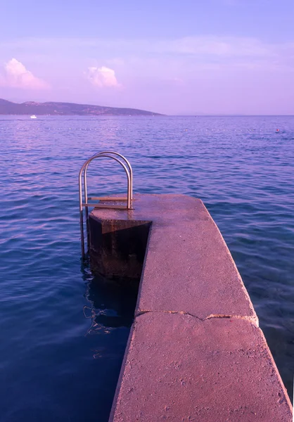 Uma Plataforma Pedra Para Nadadores Descerem Mar Pequeno Caminho Para — Fotografia de Stock