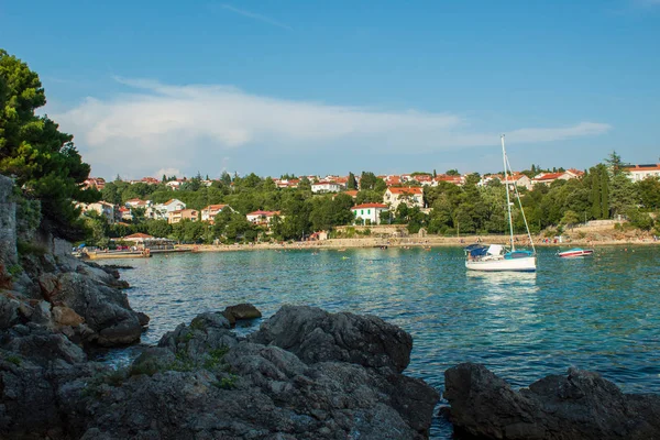 Meereslandschaft Felsige Küste Türkisfarbenes Wasser Jacht Die Stadt Hintergrund Krk — Stockfoto